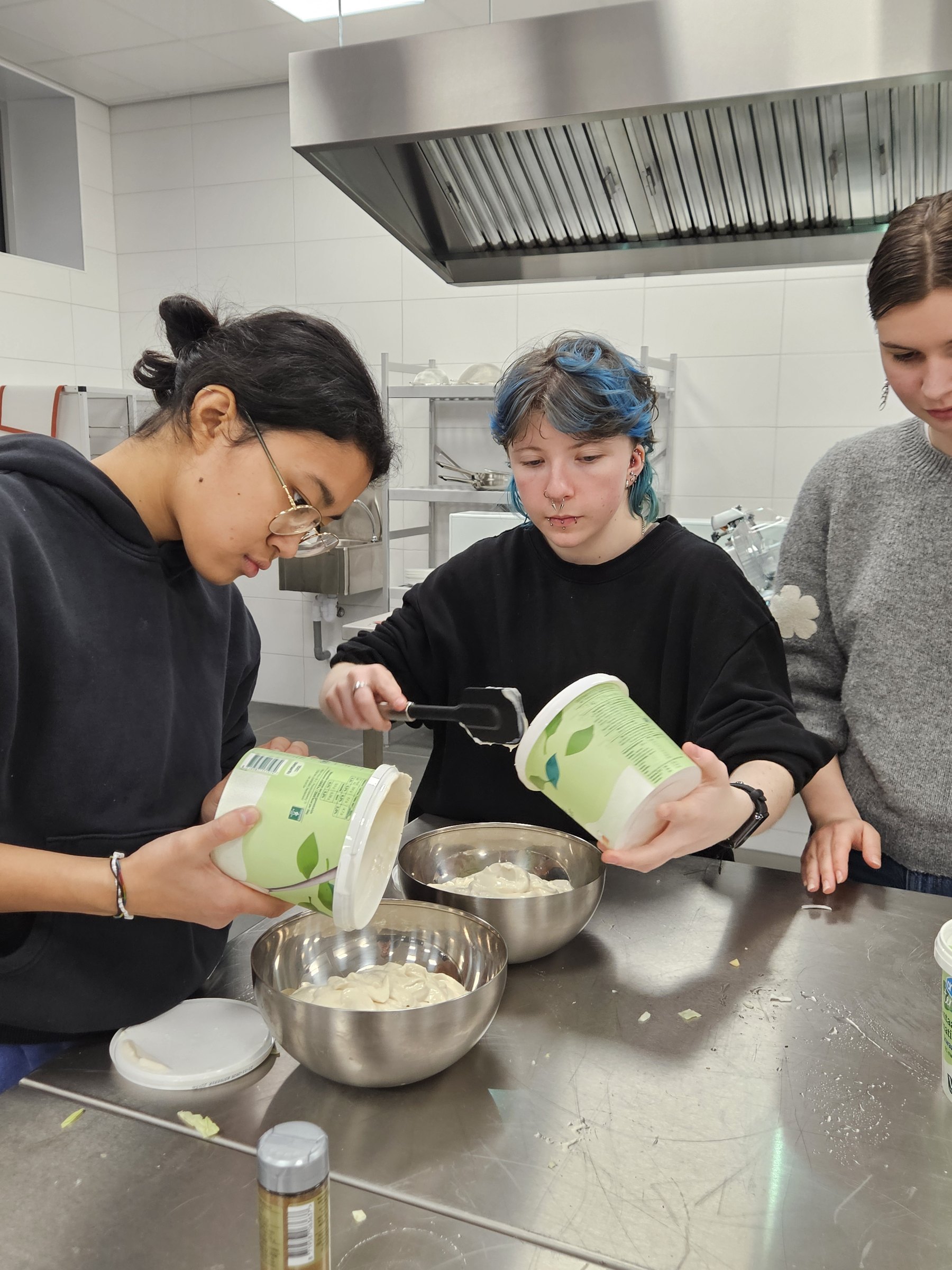 Studenten koken voor het eerst in de proefkeuken